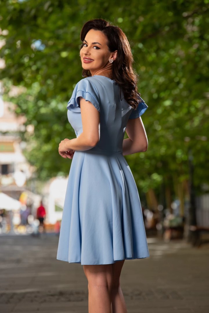 Rochie de zi eleganta bleu in clos cu volane la umeri