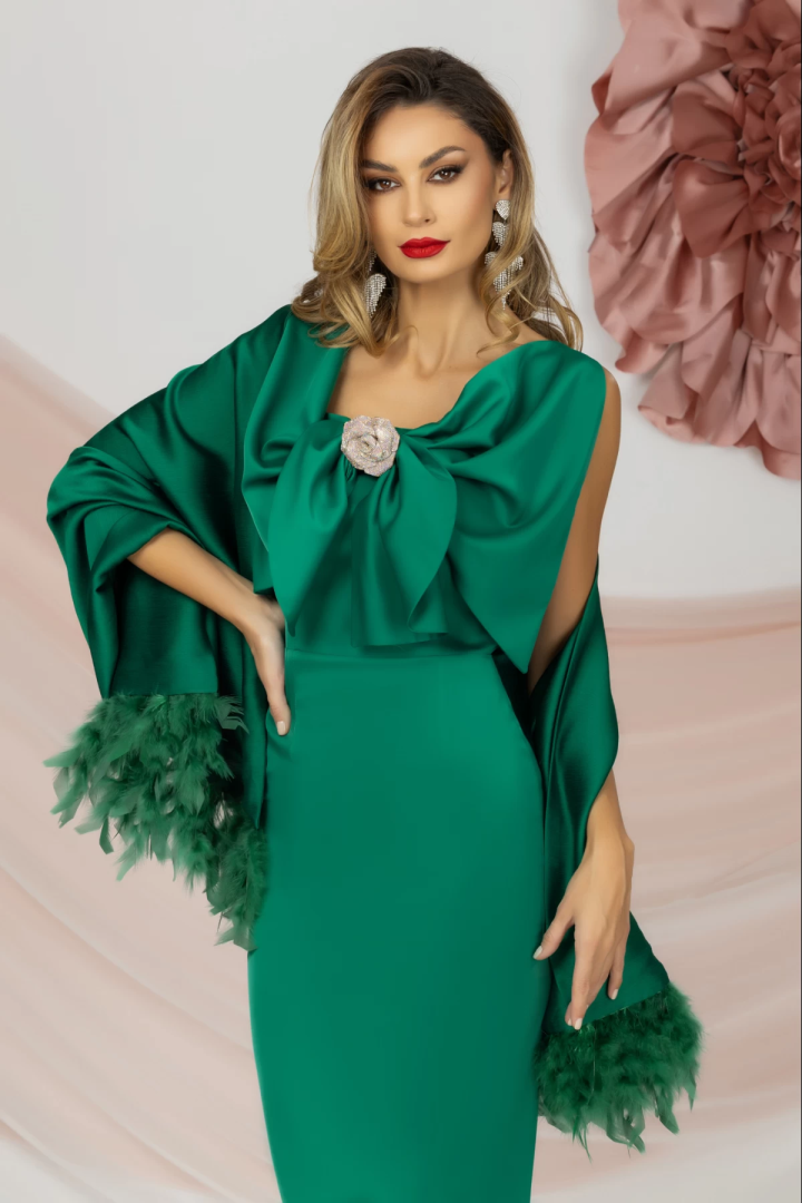 Rochie eleganta midi verde cu funda maxi si accesoriu cu strassuri