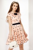 Rochie Fofy de vara peach in clos cu trandafiri decorativi si buline